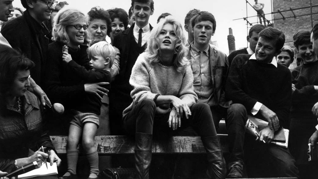 Brigitte Bardot conversa com a imprensa e com f&atilde;s em Londres, em 1963