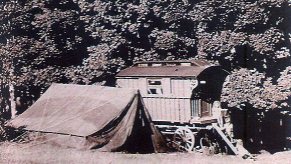 <p>Stephen Hawking com suas irm&atilde;s nos degraus do trailer da fam&iacute;lia</p>