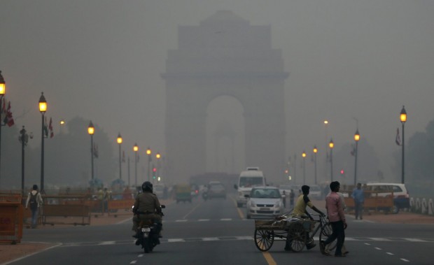 Paisagem esfuma&ccedil;ada de Nova Delhi, onde metade da frota &eacute; movida a diesel