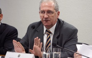 Mesmo de fora, ex-ministro continua com influ&ecirc;ncia