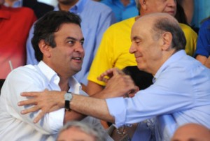 A&eacute;cio e Serra: abra&ccedil;os e sorrisos para a foto