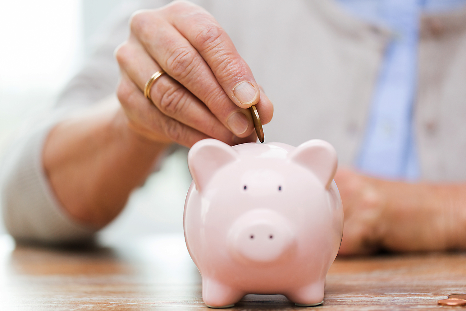 Aposentadoria – Senhora idosa guardando dinheiro