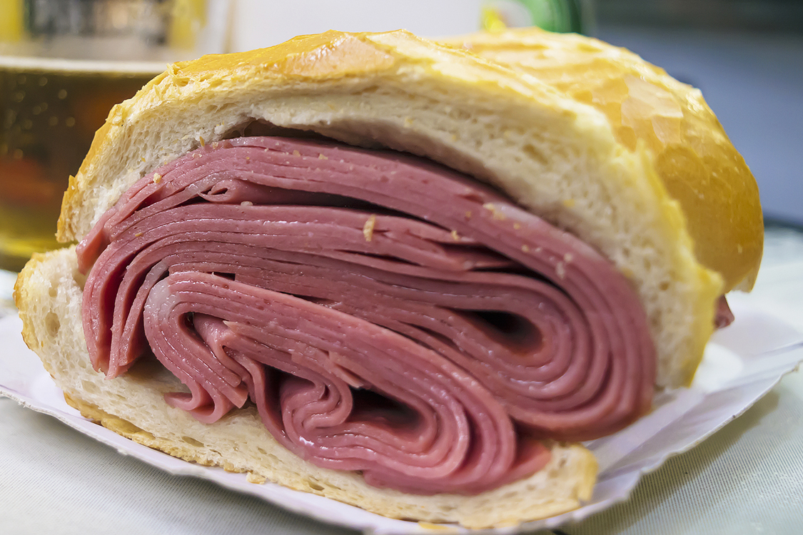 Tradicional sanduíche de mortadela de São Paulo