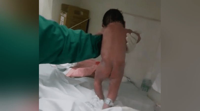 Vídeo viral mostra bebê ‘andando’ após o parto. É possível?