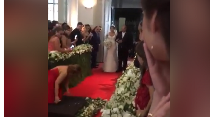Convidada cai, arruína entrada triunfal de noiva e viraliza