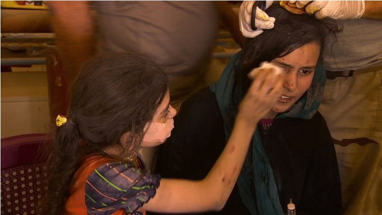 Dois dias escondida sob o corpo da mãe morta