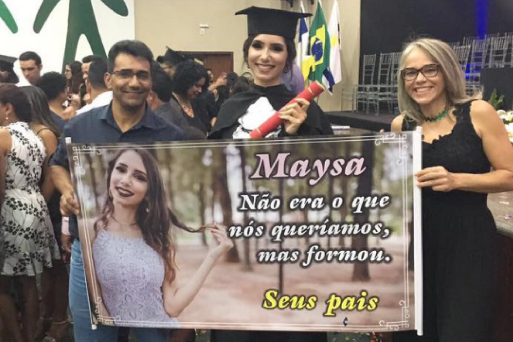 Pais criam placa ‘sincerona’ para formatura da filha e viralizam