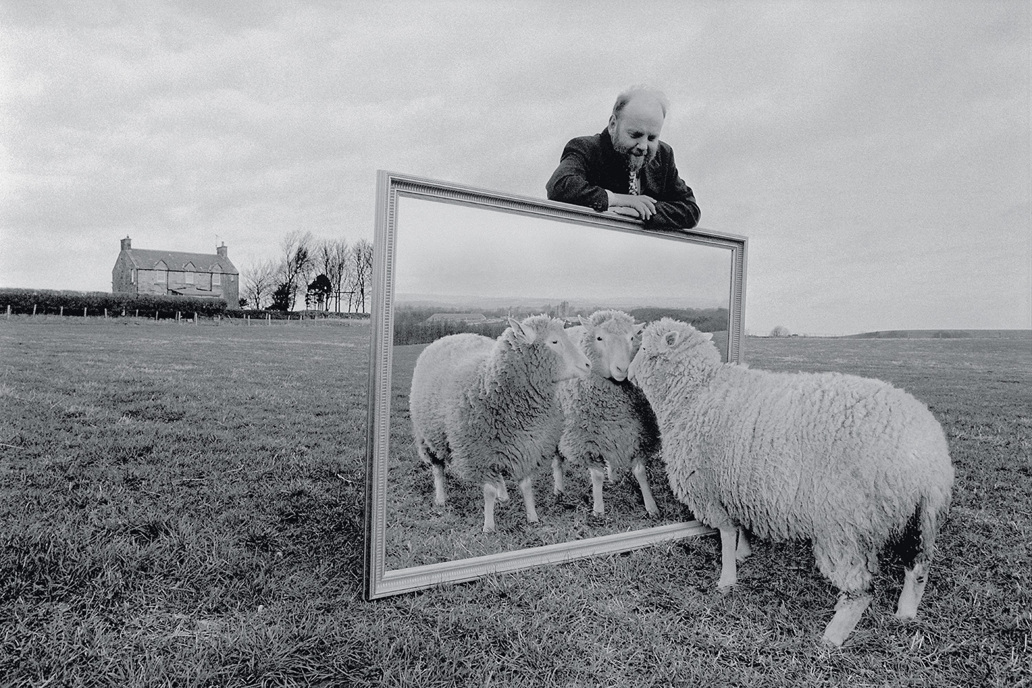 A OVELHA &ndash; Dolly veio ao mundo em 1996. Foi o primeiro mam&iacute;fero clonado de uma c&eacute;lula adulta. Desde ent&atilde;o, v&aacute;rios animais foram replicados com a mesma t&eacute;cnica. Ian Wilmut (foto), um dos principais criadores do feito, junto com o bi&oacute;logo brit&acirc;nico Keith Campbell, inspiraram o cientista respons&aacute;vel pelo atual m&eacute;todo de manipula&ccedil;&atilde;o dos embri&otilde;es