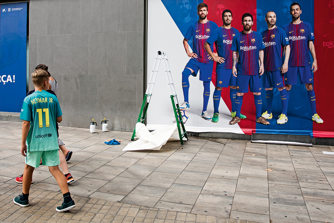 EX-CAMISA 11 &ndash; Antes mesmo da confirma&ccedil;&atilde;o da sa&iacute;da de Neymar, sua imagem foi rapidamente tirada dos pain&eacute;is publicit&aacute;rios que se espalhavam por Barcelona