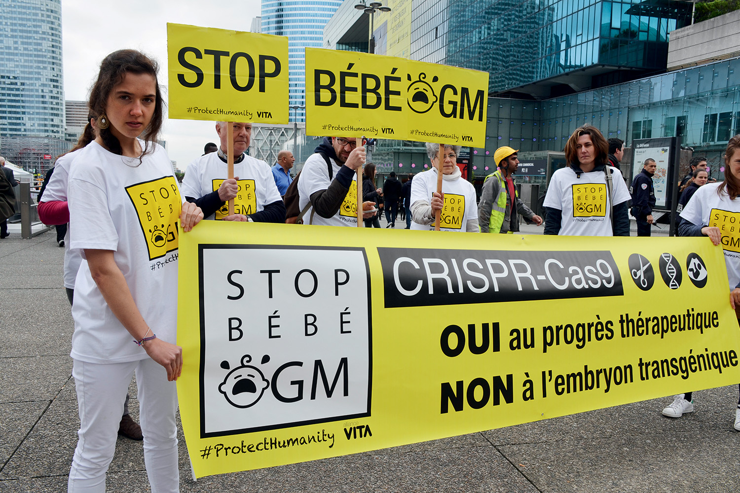 OS CONTRA &ndash; Em 2016, a associa&ccedil;&atilde;o Alliance VITA lan&ccedil;ou uma campanha contra a t&eacute;cnica CRISPR-Cas9. Manifestantes foram &agrave;s ruas na Fran&ccedil;a. No cartaz, eles clamavam: &ldquo;Sim ao progresso terap&ecirc;utico, n&atilde;o ao embri&atilde;o transg&ecirc;nico&rdquo;