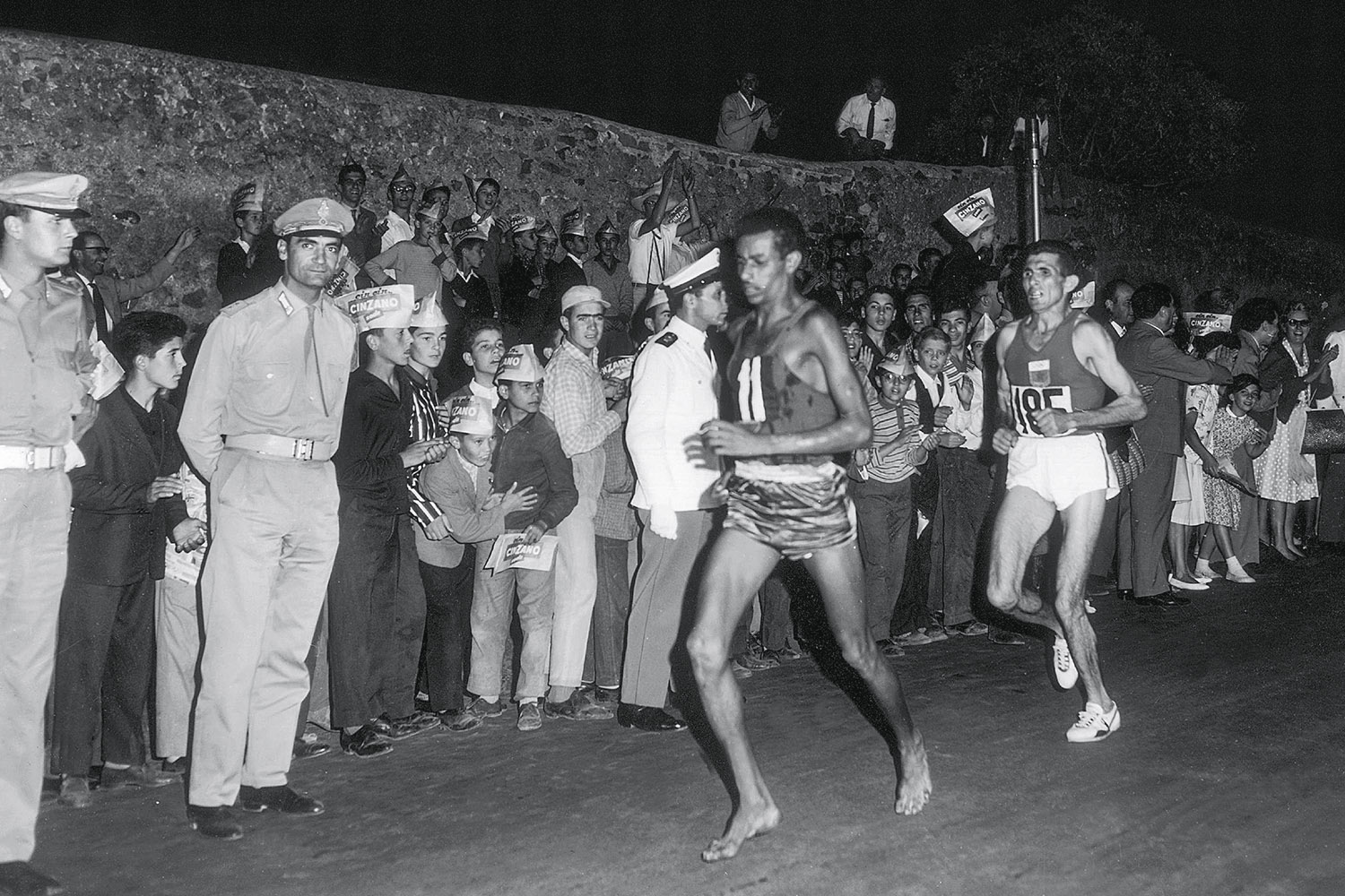 Hist&oacute;ria &ndash; De p&eacute;s descal&ccedil;os, o et&iacute;ope Abebe Bikila venceu a maratona ol&iacute;mpica de Roma, em 1960