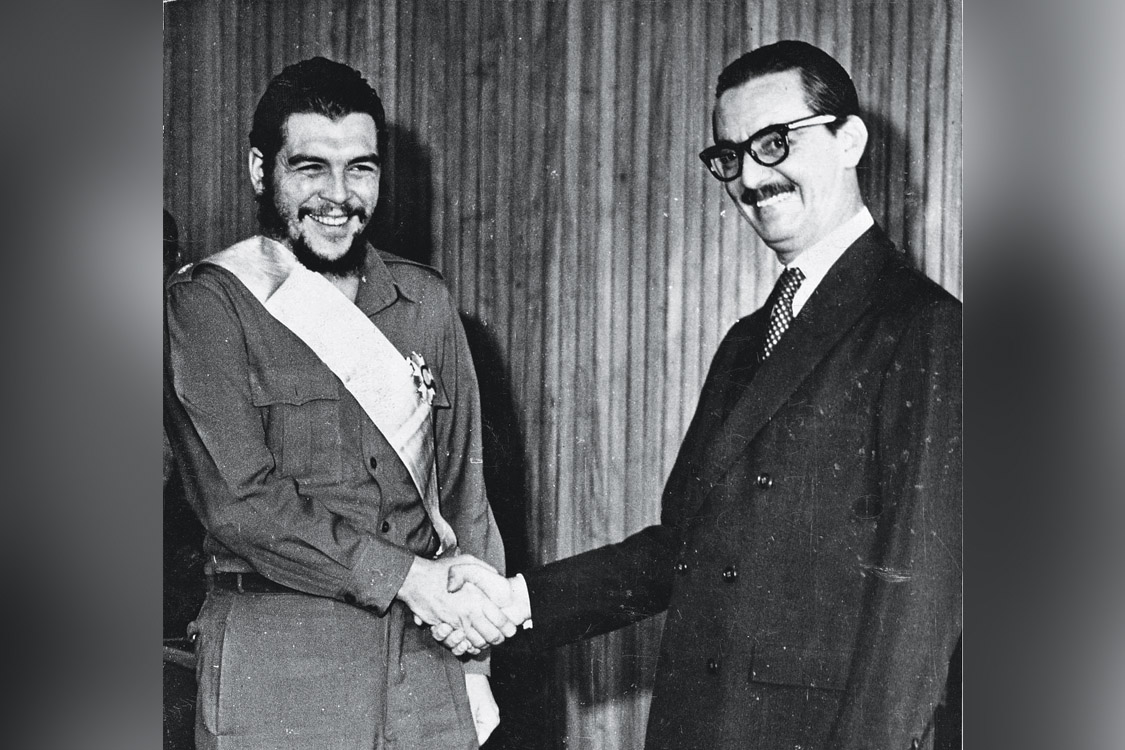 Bras&iacute;lia (DF), 25/08/2011 - Ren&uacute;ncia de J&acirc;nio Quadros / 50 anos (Arquivo). Neste 25 de agosto, completam os 50 anos da ren&uacute;ncia do presidente J&acirc;nio Quadros. Fato este que deu in&iacute;cio a uma s&eacute;rie de eventos que levou &agrave; presid&ecirc;ncia o vice de Quadros, Jo&atilde;o Goulart. Na foto, J&acirc;nio Quadros cumprimenta Che Guevara, um dos l&iacute;deres da Revolu&ccedil;&atilde;o Cubana, por ocasi&atilde;o da condecora&ccedil;&atilde;o do segundo pelo primeiro, com a Gr&atilde;-Cruz da Ordem do Cruzeiro do Sul, em 20/08/1961. Foto: Arquivo / Ag&ecirc;ncia O Globo.