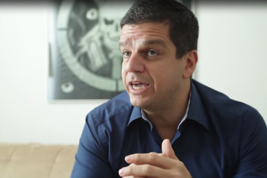 Ex-Bope, Rodrigo Pimentel ataca escolas de samba e atores da TV Globo