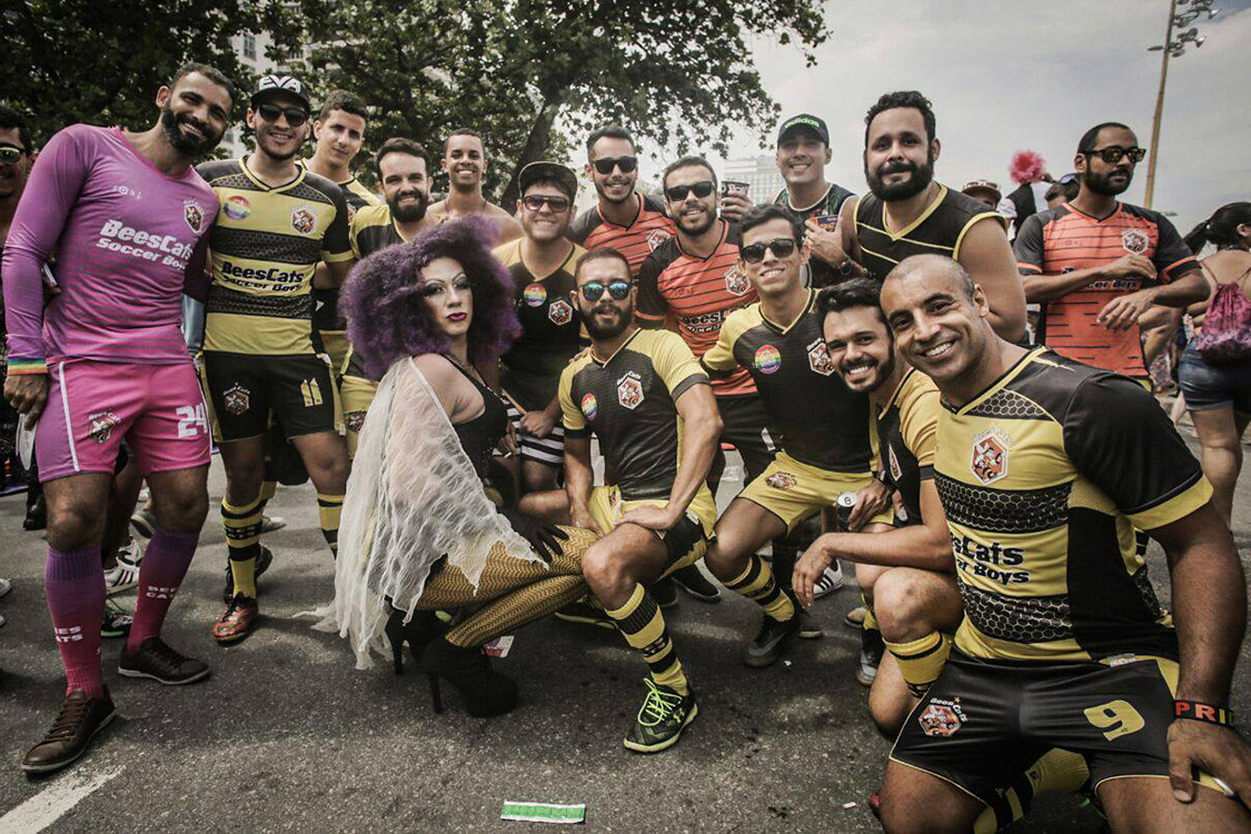 A equipe BeesCats, da Champions Ligay, na 22ª Parada LGBT, em Copacabana, no Rio de Janeiro