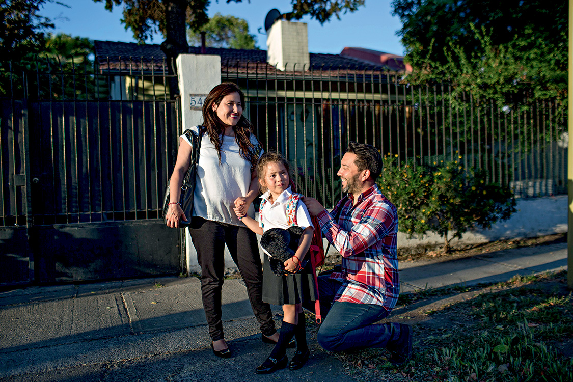 Menos contrata&ccedil;&otilde;es &ndash; Christian Valdivieso, de 42 anos, vive em Santiago com a esposa, Sujey, e a filha de 6 anos. Ele trabalha em um site que ajuda as pessoas a sublocar suas casas e apartamentos. O neg&oacute;cio prosperou devido &agrave; desacelera&ccedil;&atilde;o econ&ocirc;mica nos &uacute;ltimos anos. &ldquo;As reformas tribut&aacute;ria e trabalhista de Bachelet levaram muitas empresas a congelar as contrata&ccedil;&otilde;es, e todos tiveram de arrumar uma renda extra&rdquo;, diz Valdivieso, que viveu no Brasil entre 1981 e 1992. Mas ele n&atilde;o pensa em mudar-se do pa&iacute;s novamente. &ldquo;Aqui temos qualidade de vida. Com qualquer emprego &eacute; poss&iacute;vel viver de maneira digna.&rdquo;