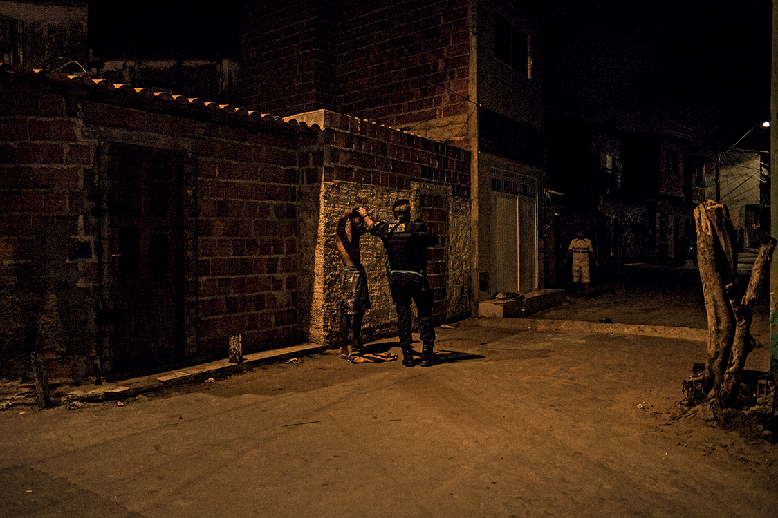 Contra o crime &ndash; Policial faz abordagem em bairro invadido pelos Guardi&otilde;es: o estado planeja reproduzir, com ajustes, a experi&ecirc;ncia das UPPs