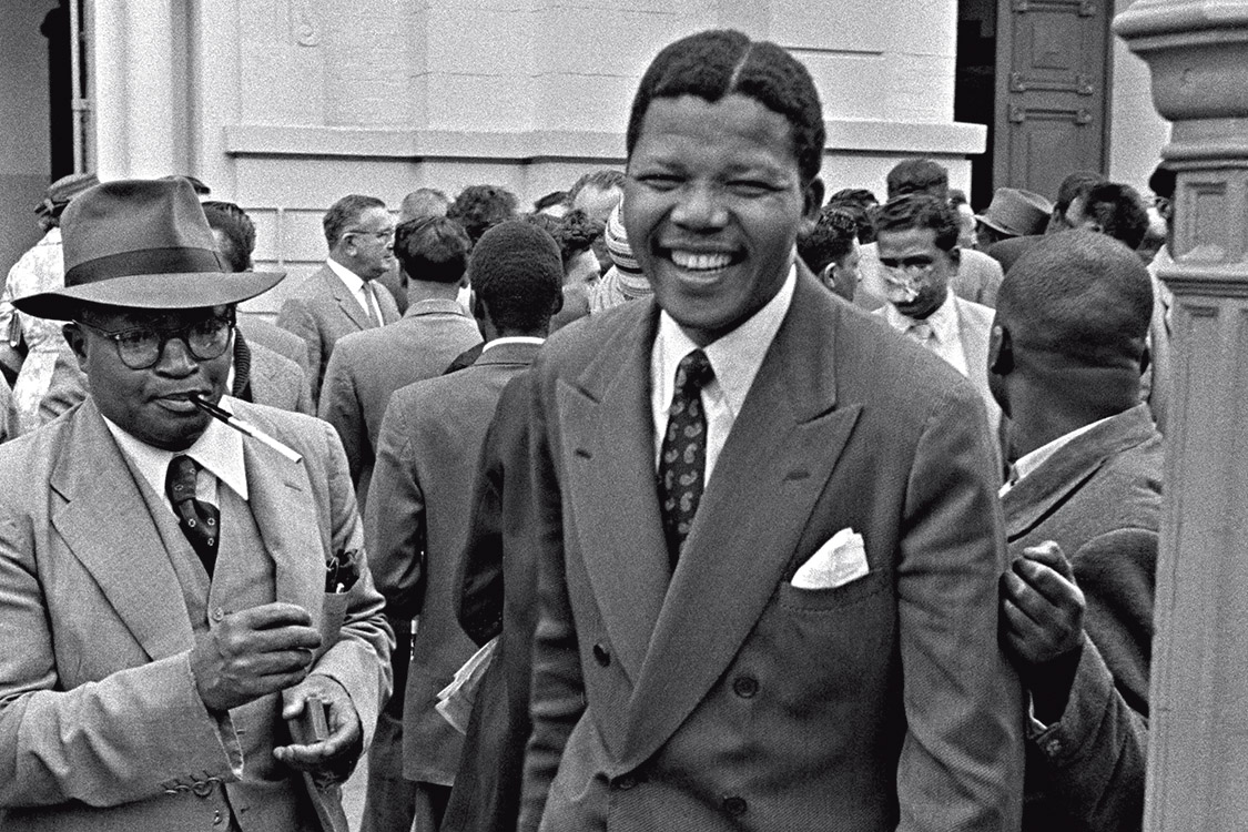 NO FRONT &ndash; Nelson Mandela (&agrave; dir., em 1958) come&ccedil;ou a costurar em Soweto a luta contra o dom&iacute;nio dos brancos: tudo o que leva seu nome est&aacute; na moda