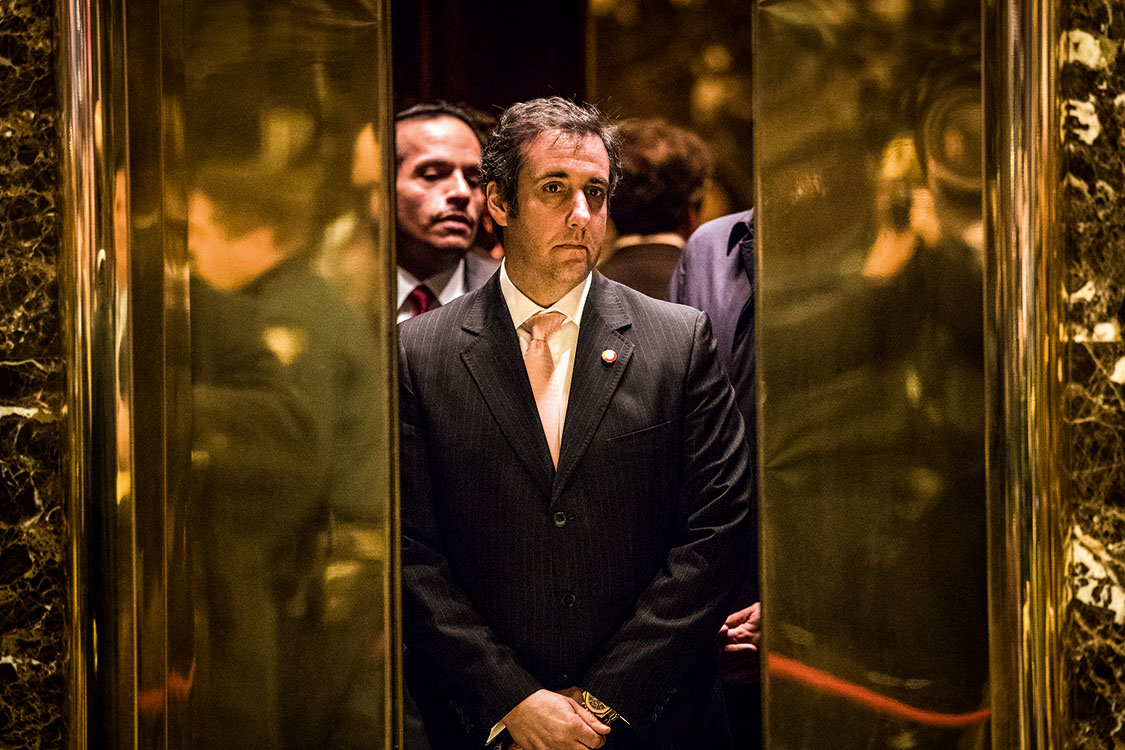 O faz-tudo &ndash; Cohen, no elevador da Trump Tower: sob investiga&ccedil;&atilde;o