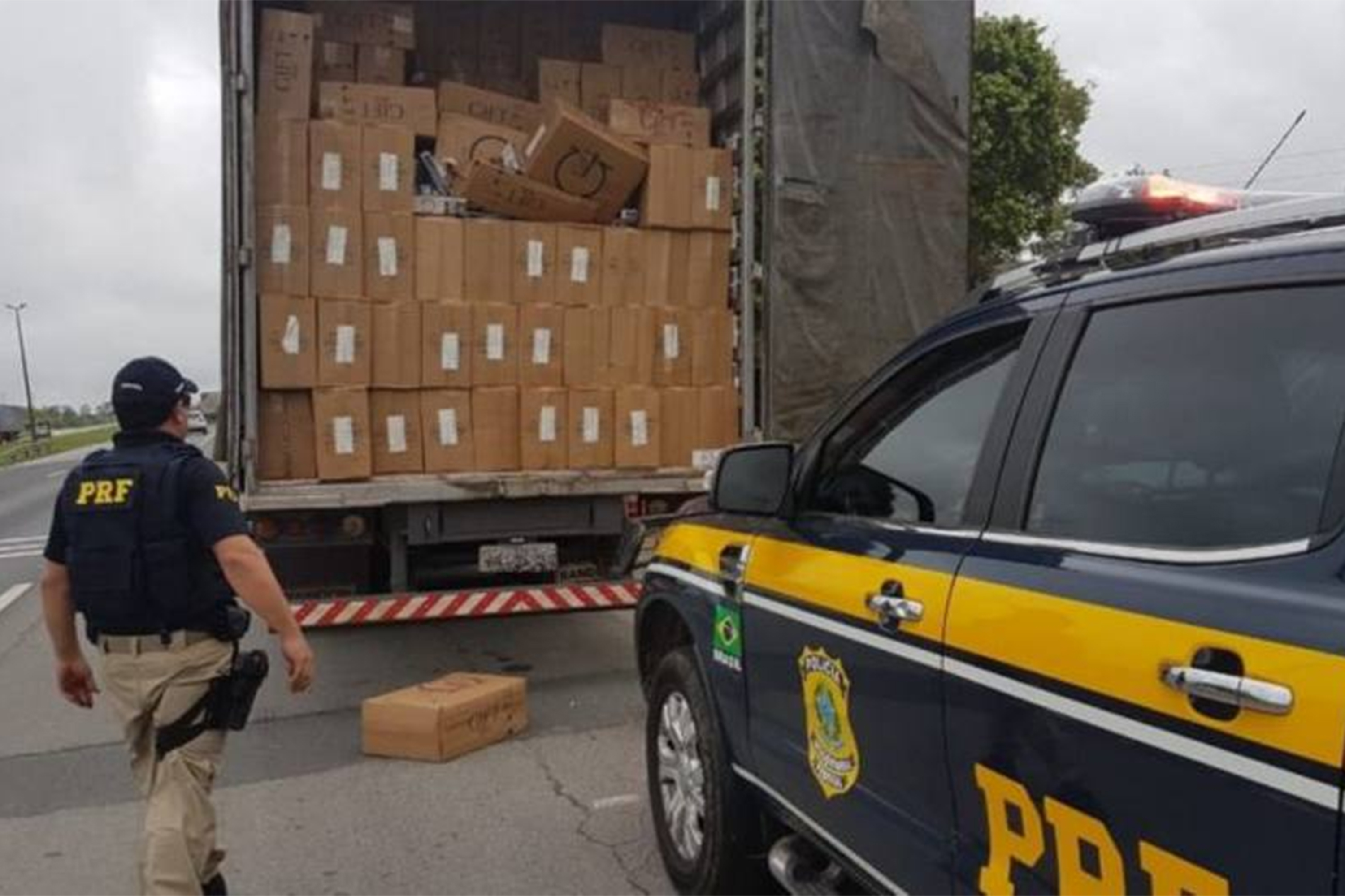 PRF apreende caminhão com cigarro contrabandeado