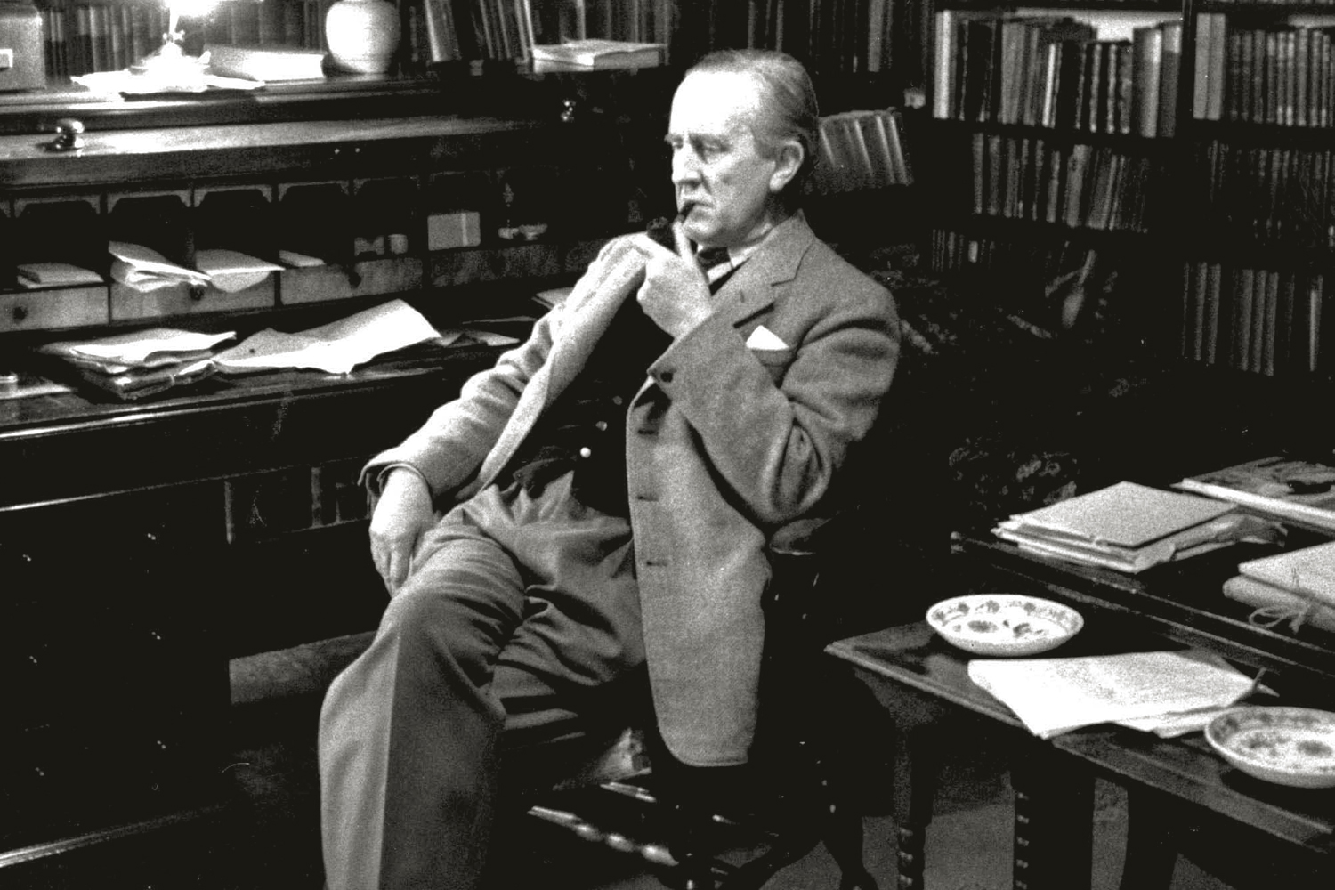 O CL&Aacute;SSICO - &ensp;Tolkien: sua Terra M&eacute;dia nasceu da paix&atilde;o do autor por filologia