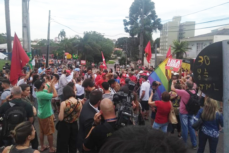 Apoiadores do ex-presidente Lula