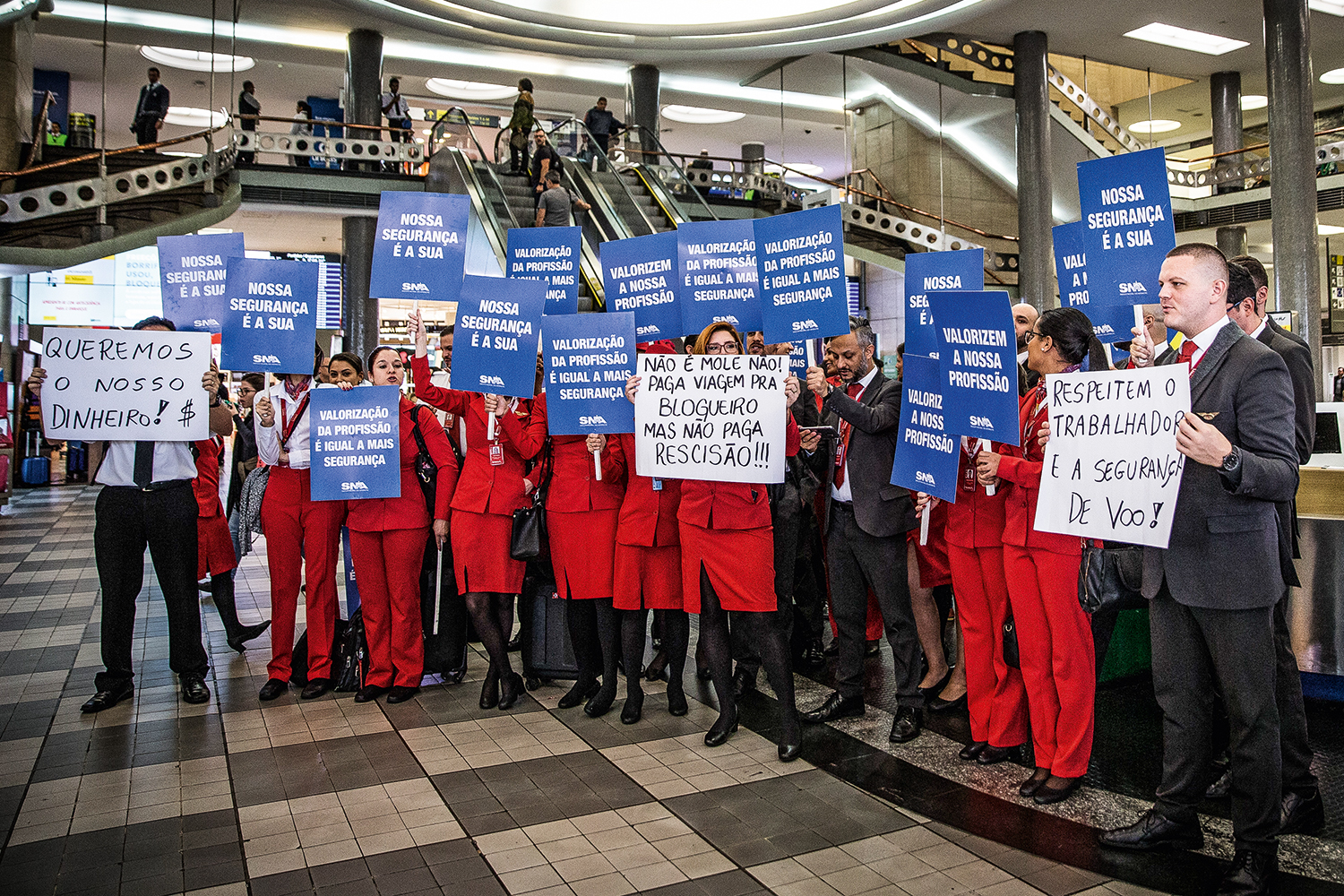 Funcion&aacute;rios da Avianca protestam no aeroporto de Congonhas