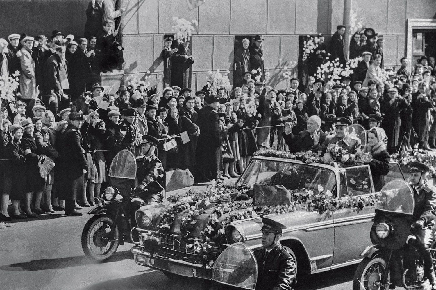 Kruschev com Gagarin, ao chegar do espa&ccedil;o