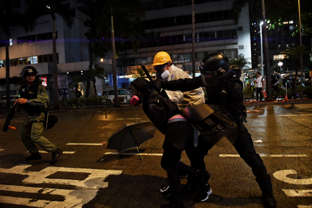 Manifestantes desafiam proibição e voltam a protestar em Hong Kong