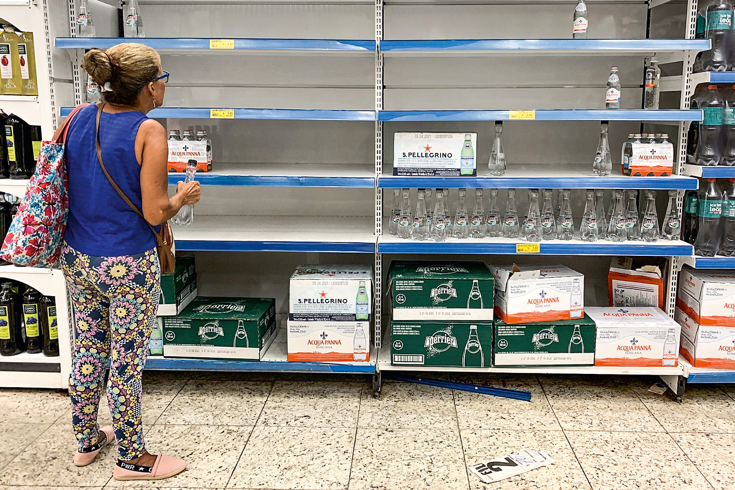 Prateleiras vazias em supermercado