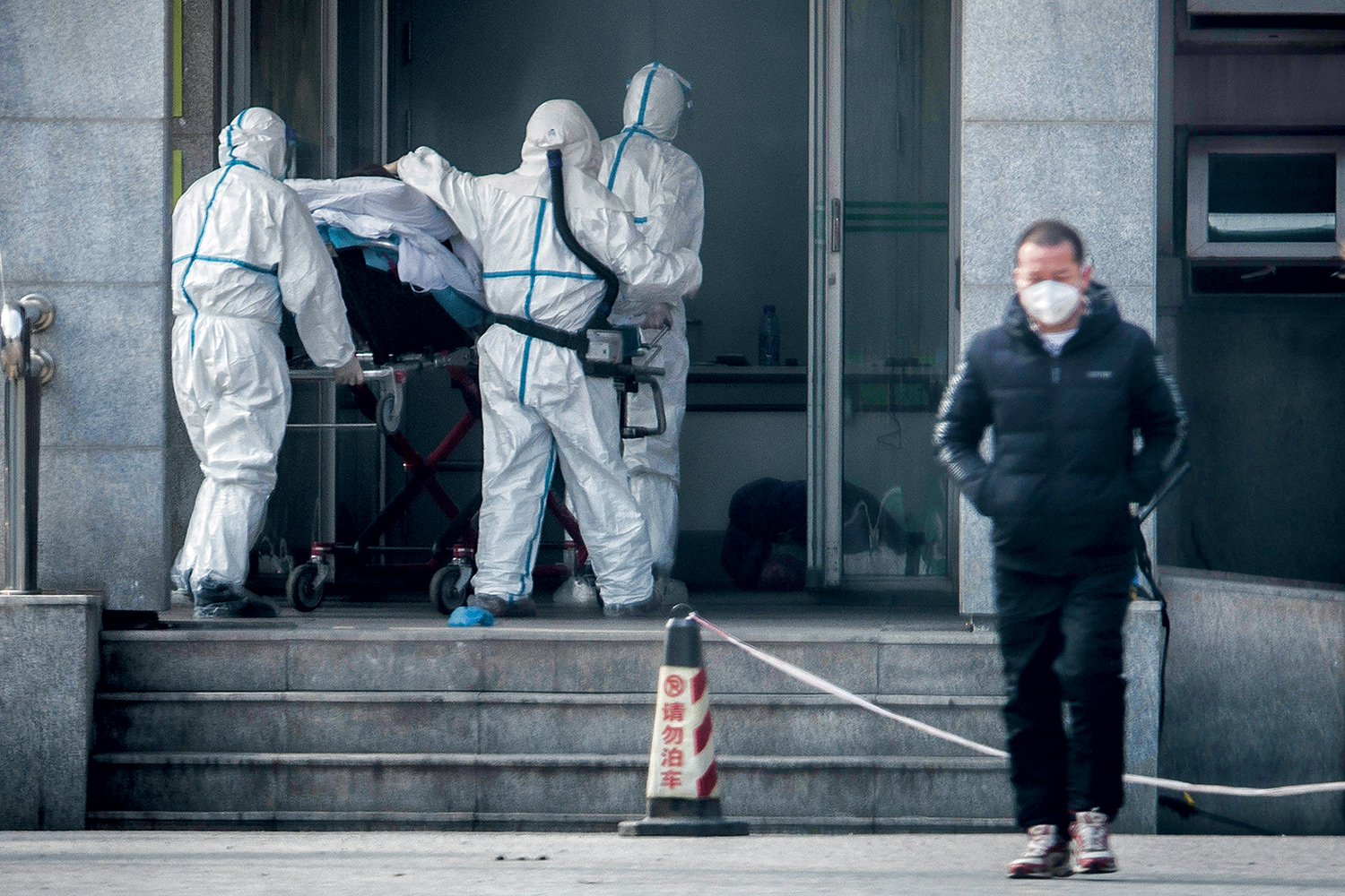 PROTE&Ccedil;&Atilde;O - &ensp;Param&eacute;dicos internam doente em Wuhan: pouca divulga&ccedil;&atilde;o