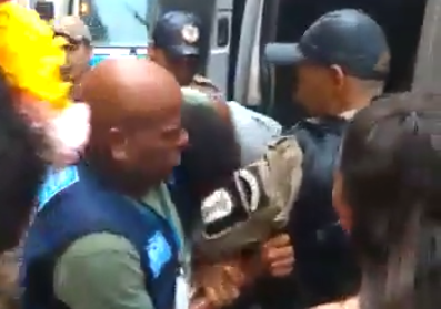 Vídeo: homem é levado preso no Rio em veículo com placa coberta