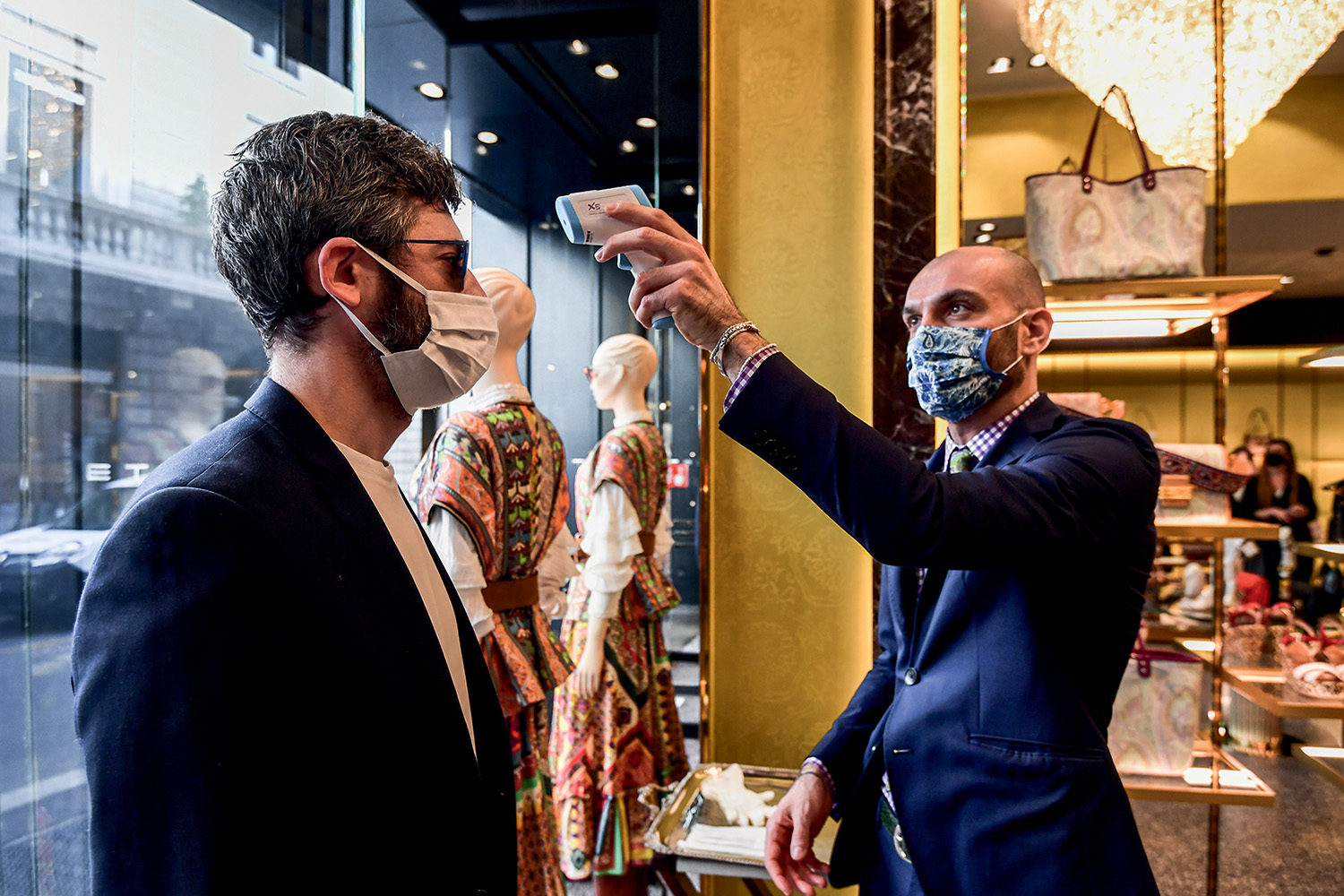 SOB MEDIDA - Loja em Mil&atilde;o: s&oacute; entra quem passa pelo teste do term&ocirc;metro