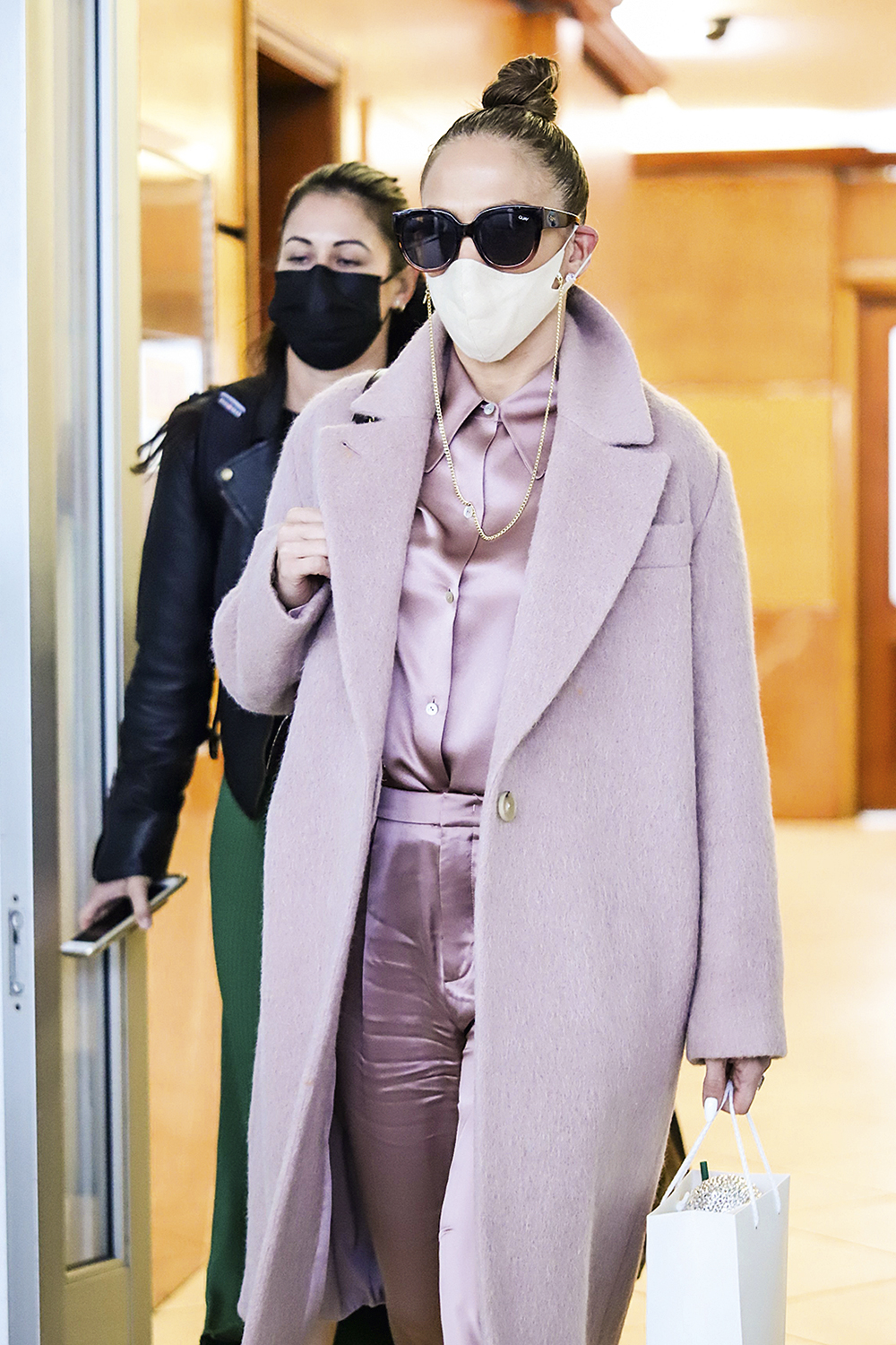 MODA OU SA&Uacute;DE?&ensp;- Jennifer Lopez: a cantora divulgou a tend&ecirc;ncia nas ruas -