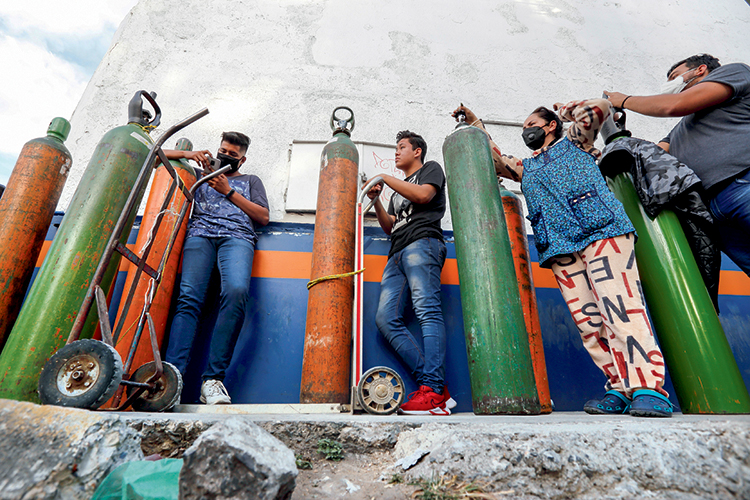 CAOS -&ensp;Fila para comprar oxig&ecirc;nio: traficantes roubam os estoques e os revendem -