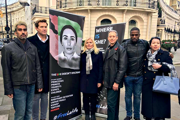 PRESS&Atilde;O -&ensp;Manifesta&ccedil;&atilde;o em Londres: amigos contrabandearam um celular -