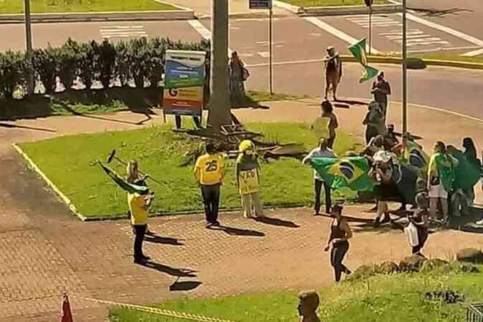 Manifestação no Rio Grande do Sul com caixa de cloroquina