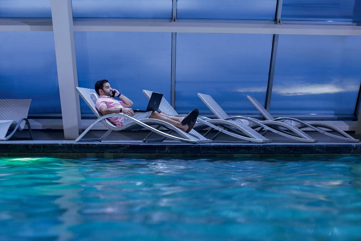 HOTEL-ESCRIT&Oacute;RIO -&ensp;O gerente Victor Peixoto aproveita um momento de paz enquanto trabalha: sem endere&ccedil;o fixo -