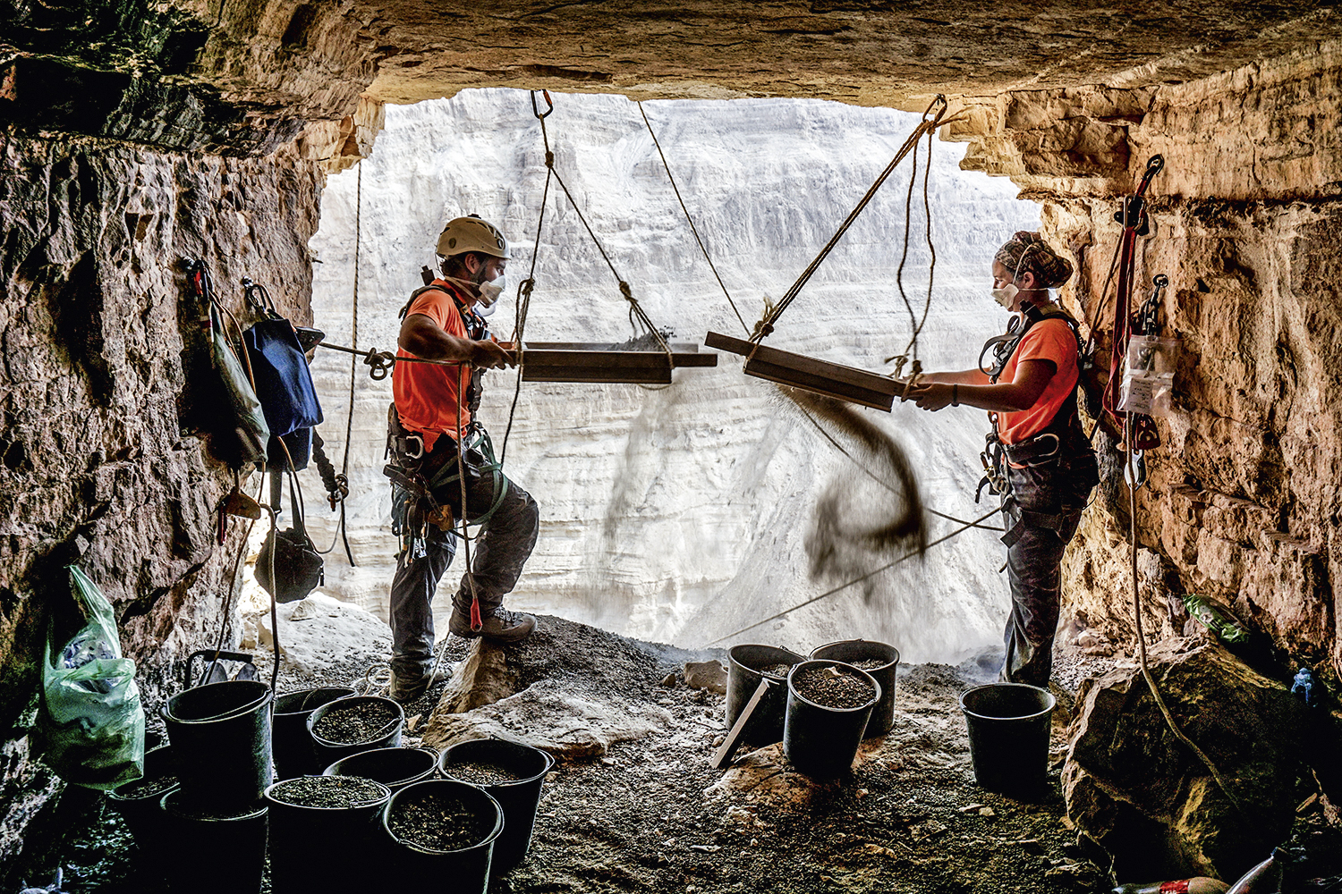 CAVERNA DO HORROR -&ensp;Peneirando o solo: &agrave; procura de mais fragmentos -