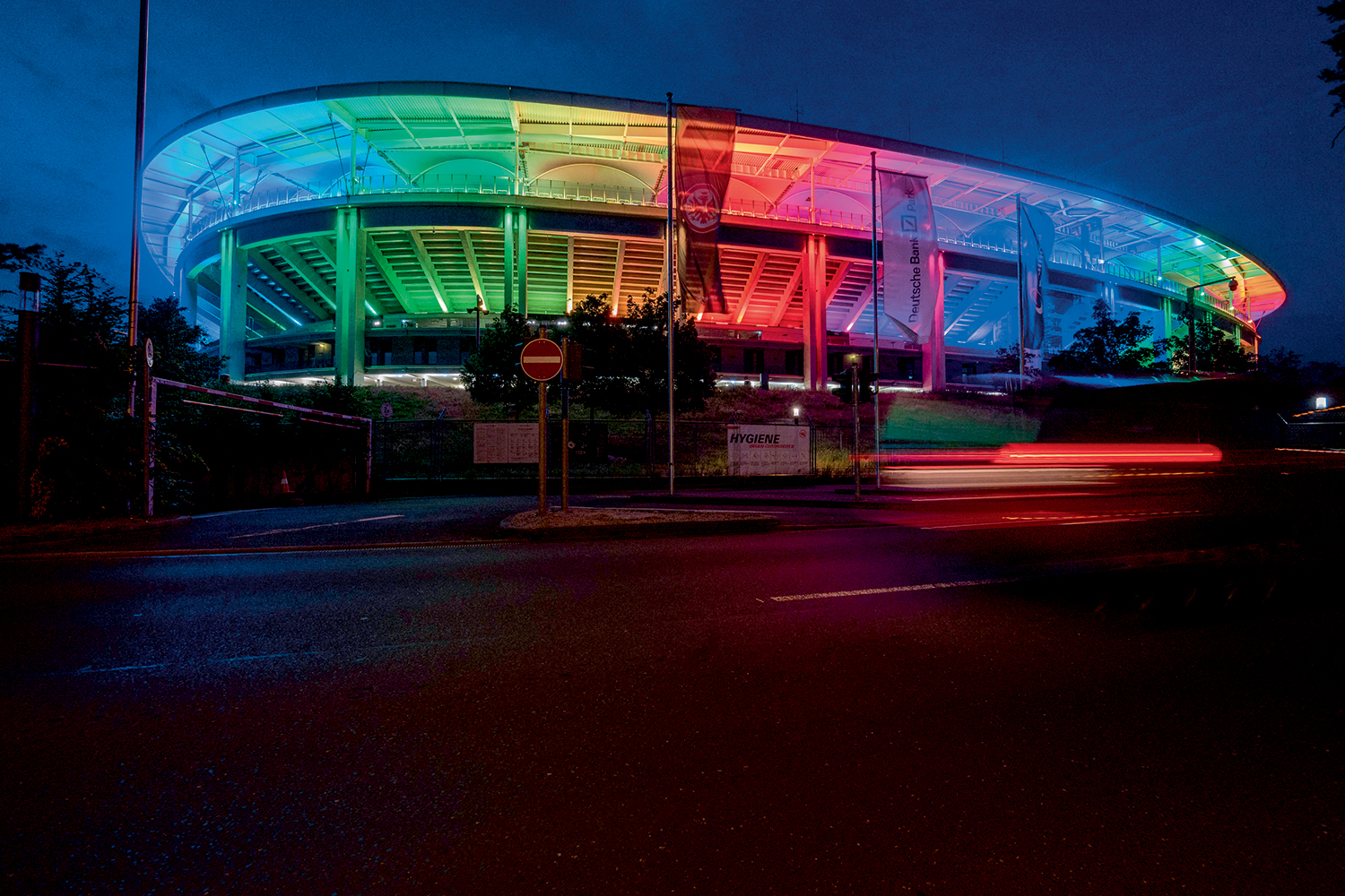 ARCO-&Iacute;RIS -&ensp;Est&aacute;dio em Frankfurt, Alemanha: solidariedade &agrave; comunidade LGBTQIA+ -