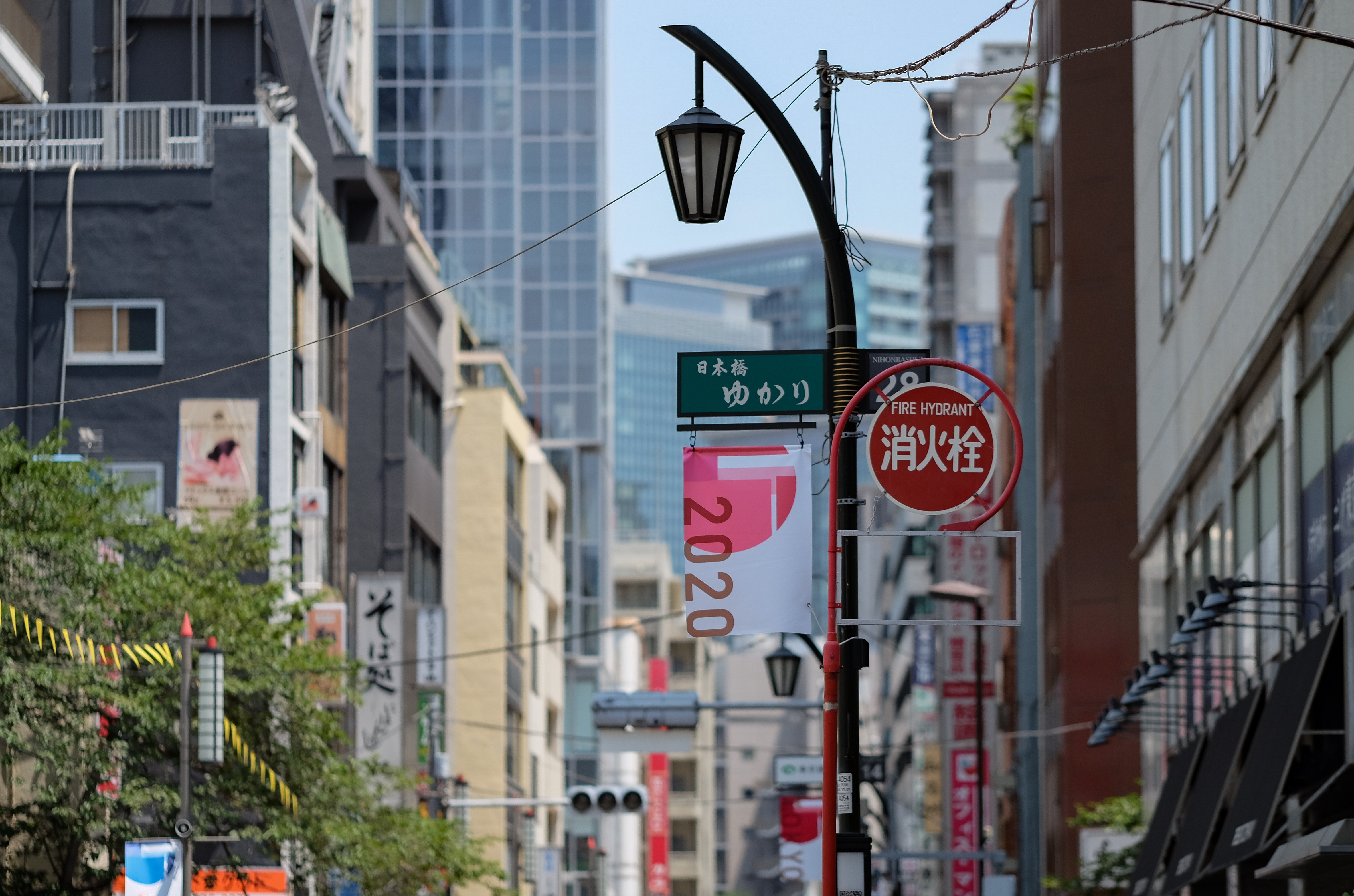 Bandeirolas de Tokyo 2020 decoram rua dos arredores da ponte Nihonbashi, no centro de Tóquio (Carlos Kato)