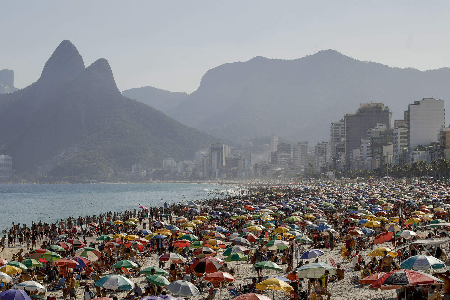 EUFORIA PRECOCE -&ensp;Rio de Janeiro, 40 graus: mesmo com o crescimento de casos, a op&ccedil;&atilde;o foi curtir a praia -