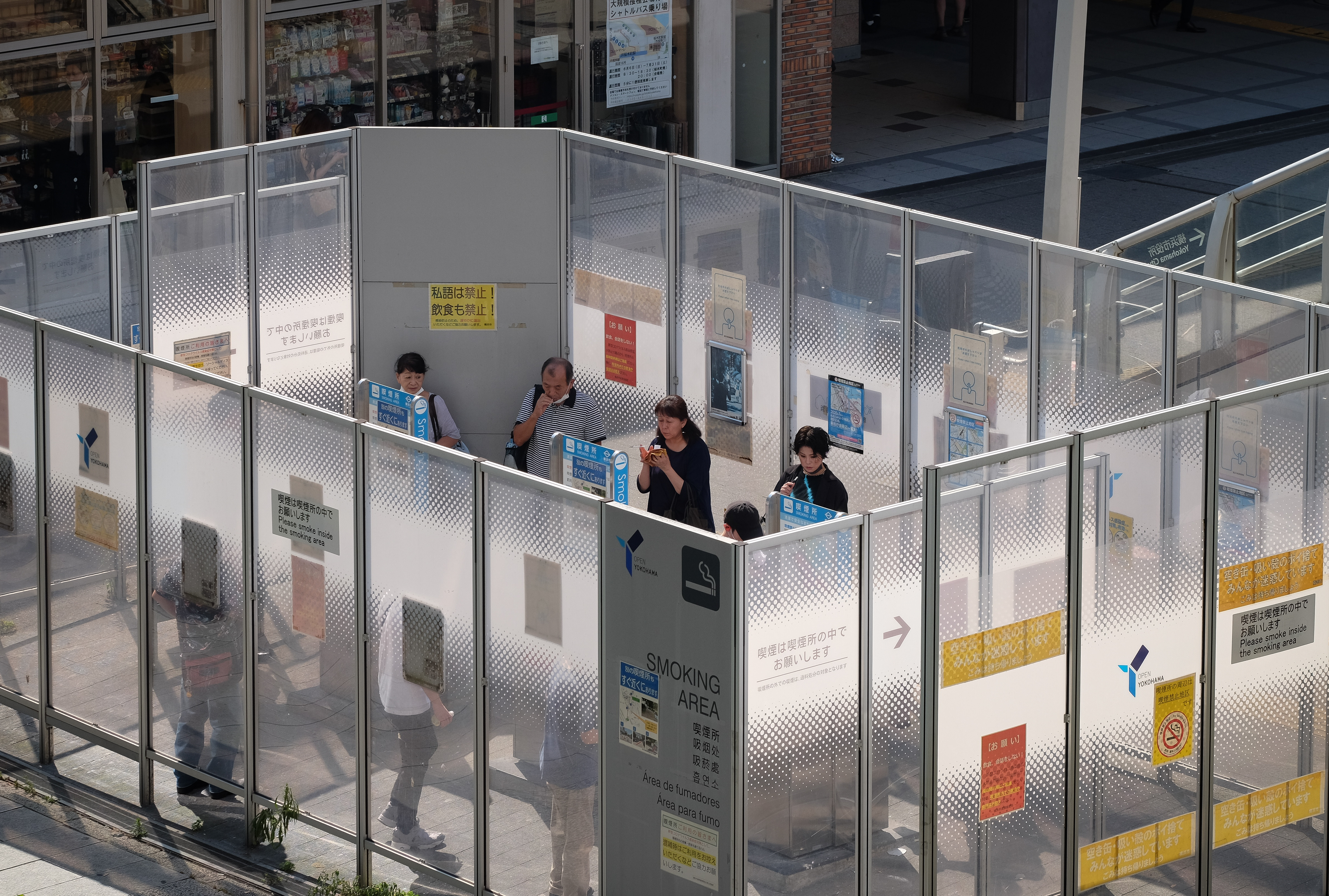 Nas ruas de Tóquio e em outras cidades do Japão, é permitido fumar em áreas designadas conhecidas como “smoking corners” (Carlos Kato)