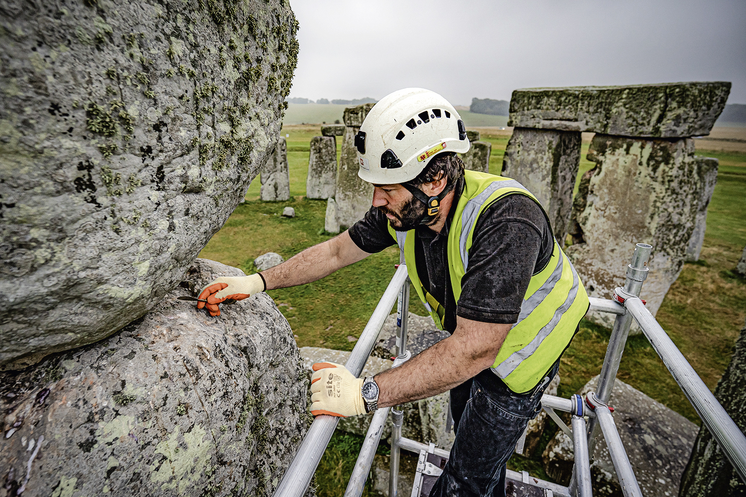 CUIDADOS -&ensp;T&eacute;cnico examina uma pe&ccedil;a: em busca de falhas a serem reparadas -