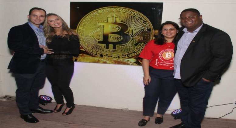 Galidson Ac&aacute;cio dos Santos e esposa (dir) e Tunay Pereira Lima e M&aacute;rcia dos Anjos (esq): proximidade entre casais e lucros no esquema de pir&acirc;mide