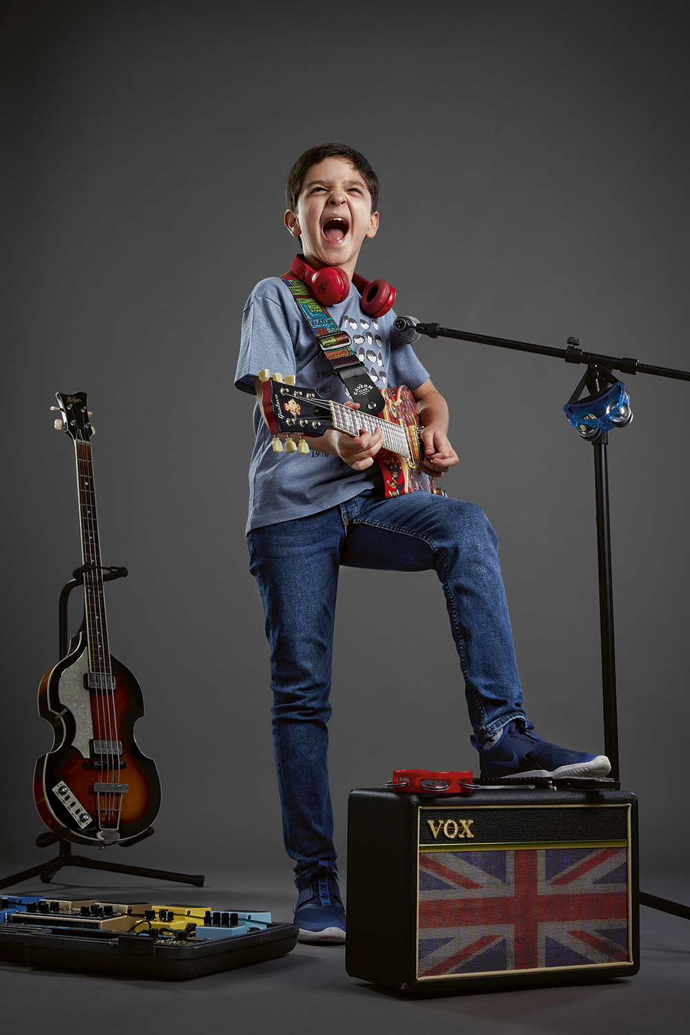 BEATLEMAN&Iacute;ACO - Gustavo Saldanha, 8 anos, conheceu os Beatles aos 5 e se apaixonou (hoje toca sete instrumentos). Na pandemia, viu aflorar seu gosto por tecnologia e empreendedorismo. D&aacute; aulas virtuais aos av&oacute;s e j&aacute; sonha em criar o pr&oacute;prio est&uacute;dio -