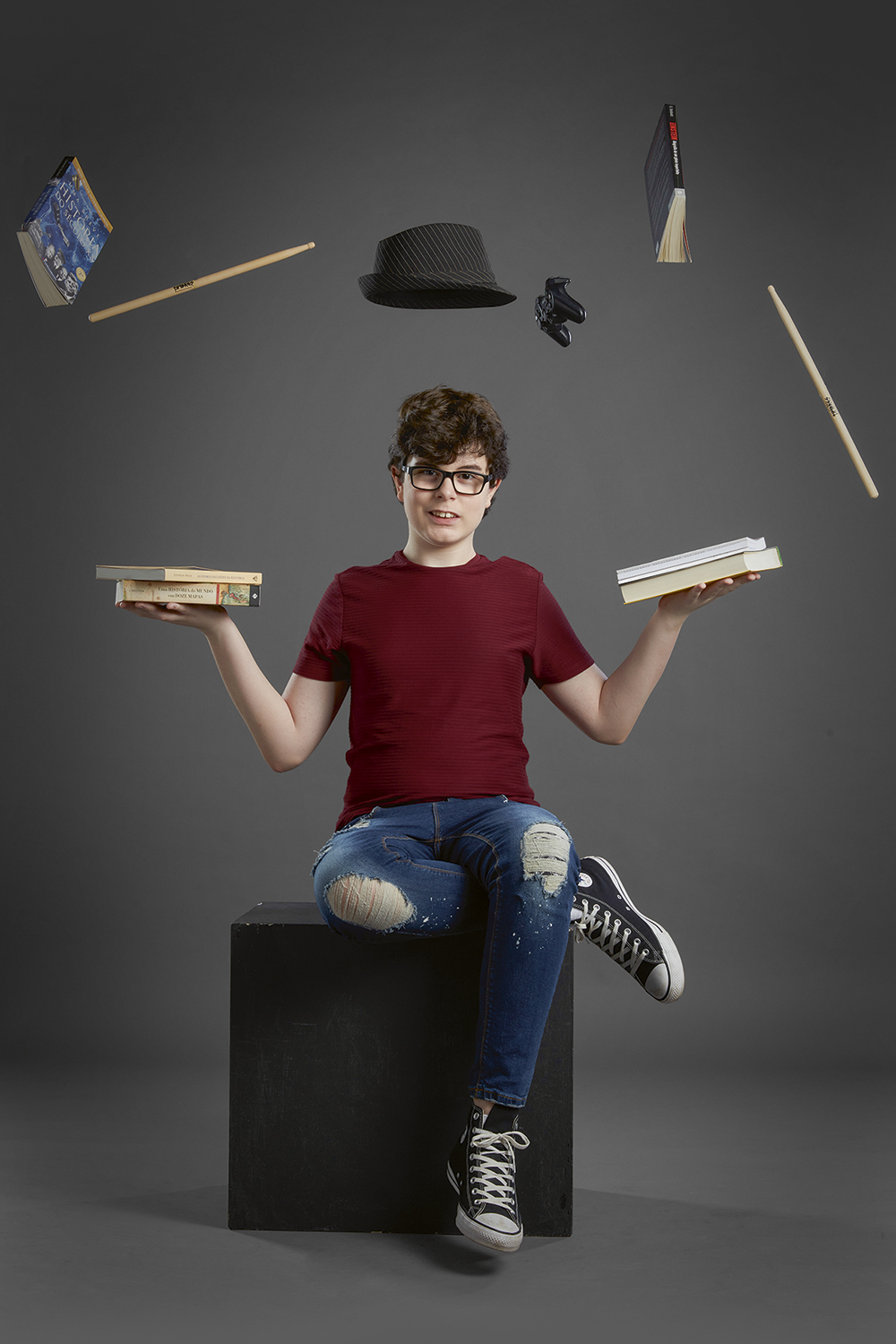 ROTINA AGITADA - Pedro Melim Alonso, 13 anos, est&aacute; duas s&eacute;ries adiantado na escola, faz cursos extras de matem&aacute;tica, ingl&ecirc;s e bateria e trabalha em um projeto para superdotados. Nas horas vagas, gosta de jogar videogame e fazer pesquisas sobre hist&oacute;ria -