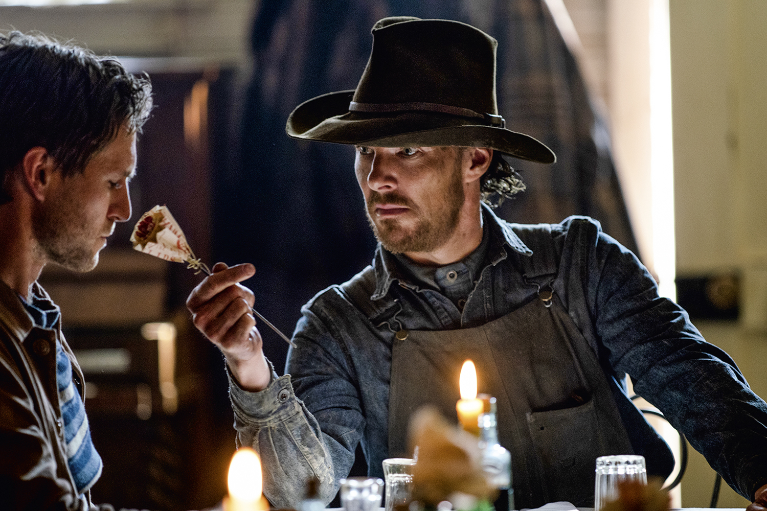 IMPACTANTE -&ensp;Cumberbatch (&agrave; dir.) em Ataque dos C&atilde;es: um &ecirc;xito formid&aacute;vel -