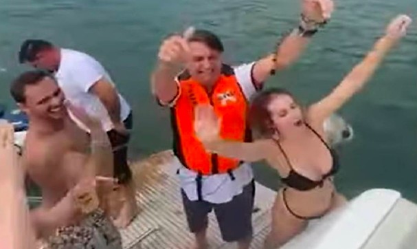 Enquanto Bolsonaro dança funk, FT esmiuça sua vida com Centrão