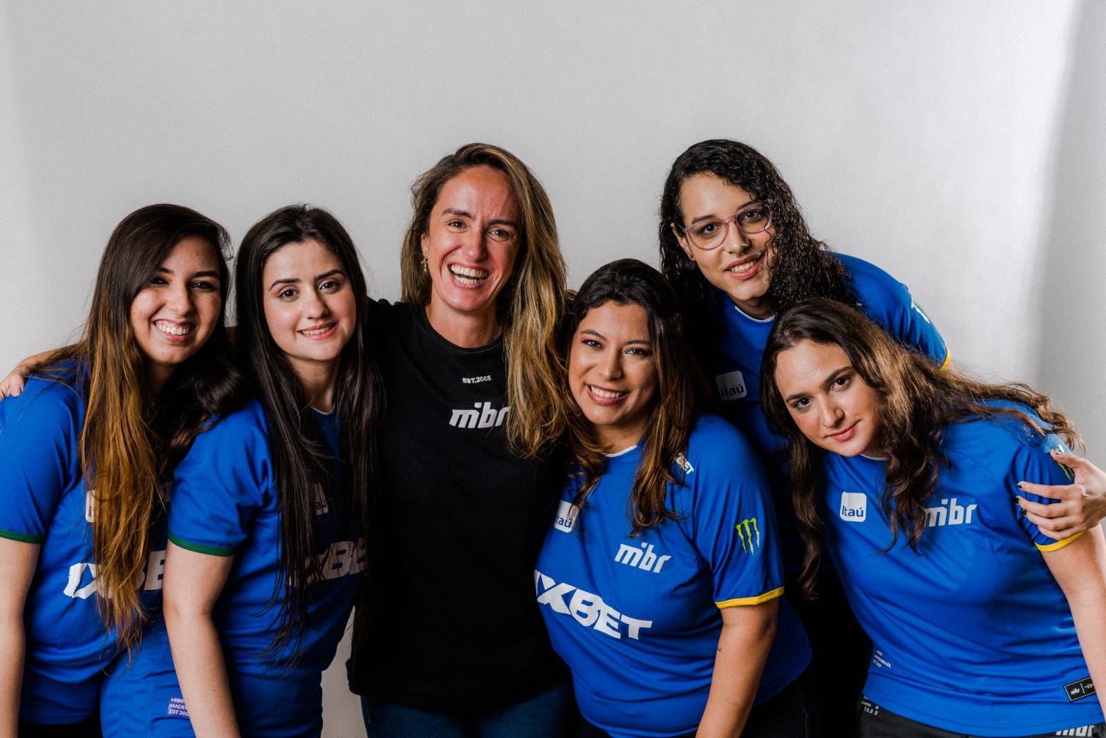 Equipe feminina MIBR