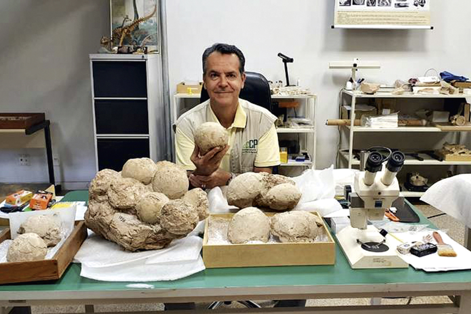 PAI CORUJA -&ensp;Luiz Carlos Ribeiro, em Uberaba: orgulhoso, com os ovos -